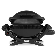 Q 1000 Black, kompakt ölçülerine rağmen gerçek barbekü performansı sunan bir gazlı barbeküdür. Hızlı ısınan gazlı sistemi sayesinde zamandan tasar-