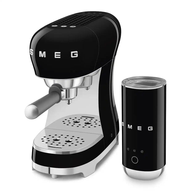 Smeg Siyah Süt Köpürtücülü Espresso Makinesi