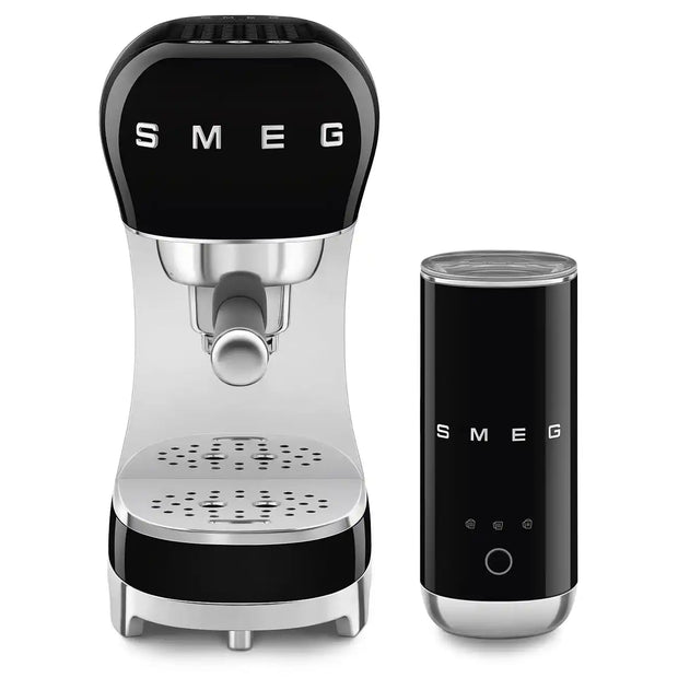 Smeg Siyah Süt Köpürtücülü Espresso Makinesi
