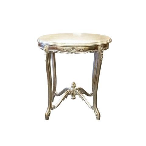 طاولة قهوة كبيرة باللون الفضي