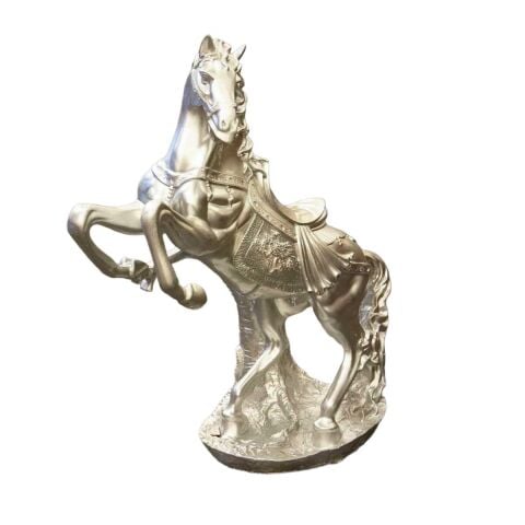 Şahlanan Büyük Gümüş At