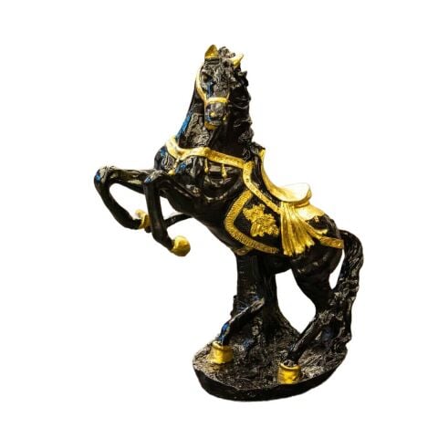 حصان أسود كبير يقفز